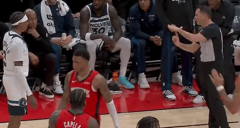 沙巴体育-贾巴里-史密斯抱怨裁判吃T,火箭暂时落后森林狼9分