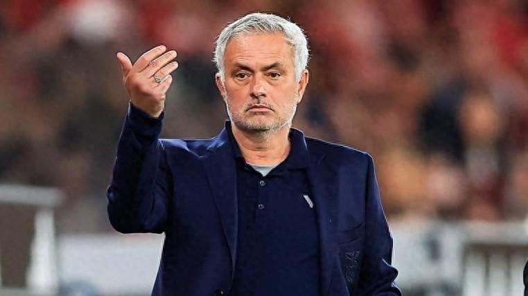 沙巴体育-穆里尼奥怒斥VAR漏判点球，随后却公开道歉